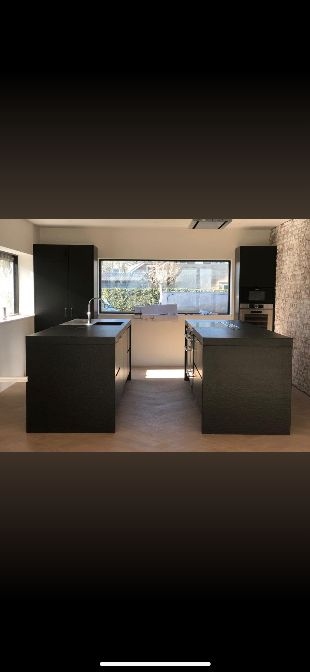 Donkere keuken met dubbel eiland