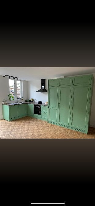 Sage groene keuken met massief eiken fronten