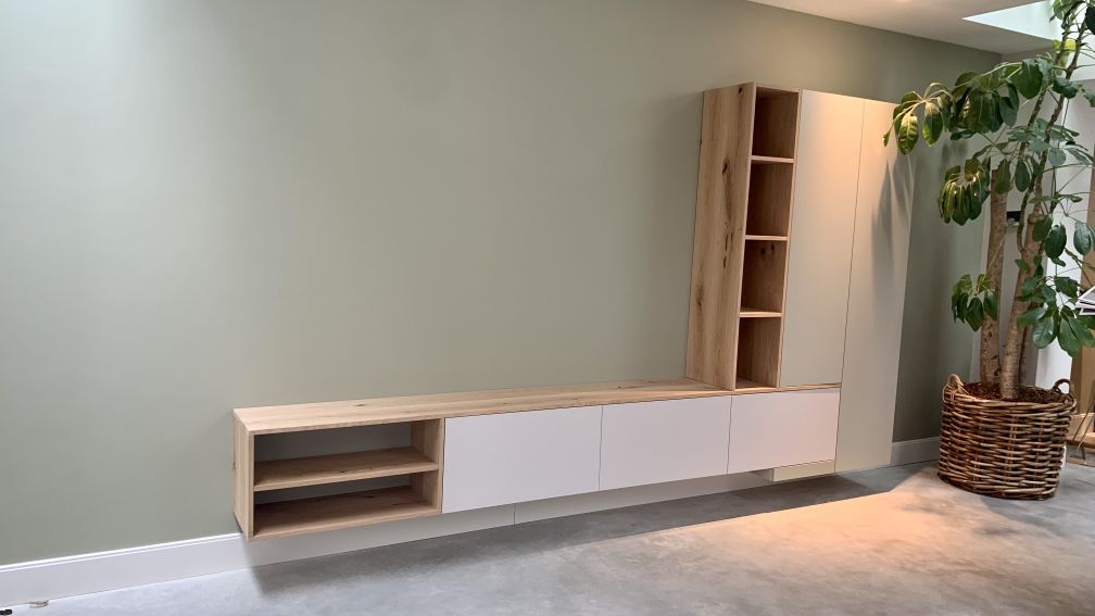 Zwevend wandmeubel in massief eiken